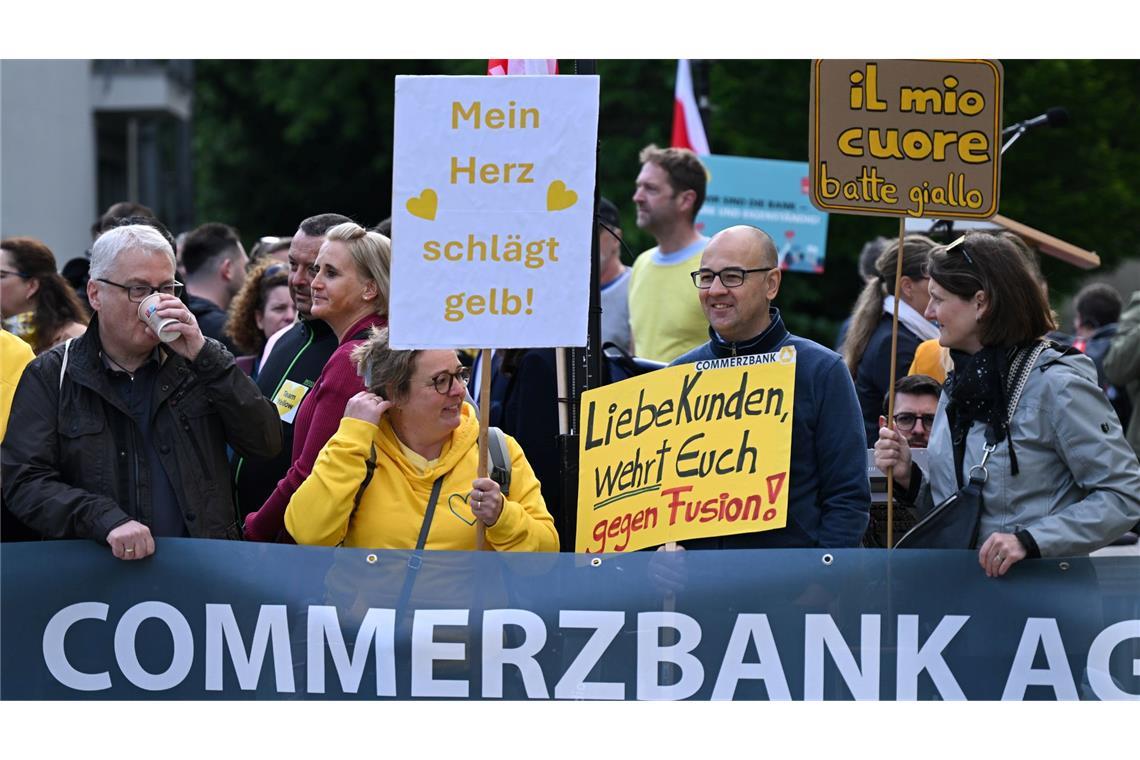 Commerzbank vereint gegen Übernahme-Pläne Gesamtbetriebsrat und Verdi hatten zu Protesten gegen eine mögliche Übernahme des Frankfurter Dax-Konzerns durch die italienische Unicredit aufgerufen