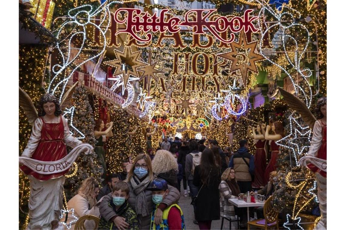 Zahl der Neuinfektionen steigt in mehreren Ländern Europas Geschäftiges Treiben in einer weihnachtlich dekorierten Straße im Athener Stadtteil Psiri. In Griechenland ist die Zahl der Corona-Neuinfektionen auf einen Höchststand geklettert. Foto: Petros Giannakouris/AP/dpa