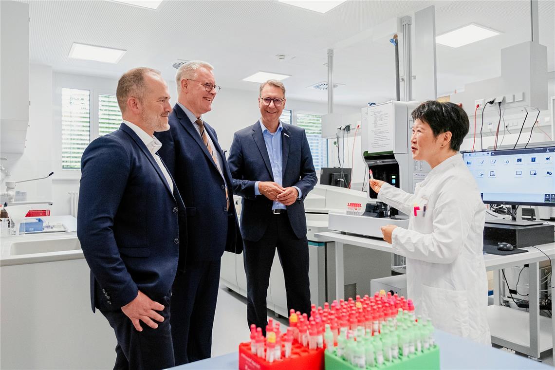Geschäftsführer André Mertel, der künftige Chefarzt Hannes Wickert und Landrat Richard Sigel (von links) werden von der kommissarischen ärztlichen Leiterin Christiane Wylenzek im neuen Labor der Rems-Murr-Klinik Schorndorf begrüßt. Foto: ©bebop media