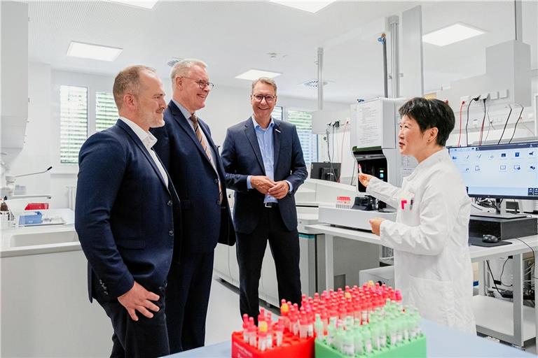 Geschäftsführer André Mertel, der künftige Chefarzt Hannes Wickert und Landrat Richard Sigel (von links) werden von der kommissarischen ärztlichen Leiterin Christiane Wylenzek im neuen Labor der Rems-Murr-Klinik Schorndorf begrüßt. Foto: ©bebop media