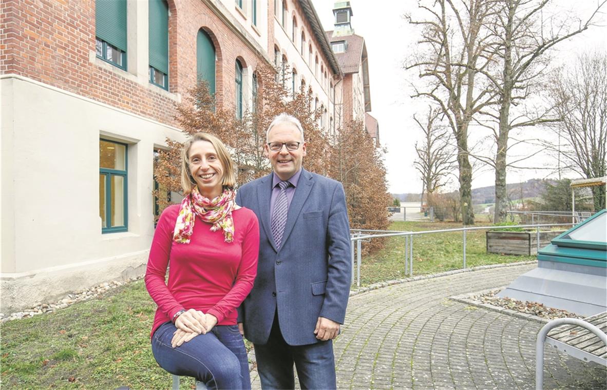 Geschäftsführer Eckart Jost und seine Stellvertreterin Sabine Laible im Garten der Demenzstation im Staigacker. Mit Unterstützung der BKZ-Leser soll etwas Ähnliches auch im neuen Haus auf dem ehemaligen Krankenhausgelände entstehen. Foto: A. Becher