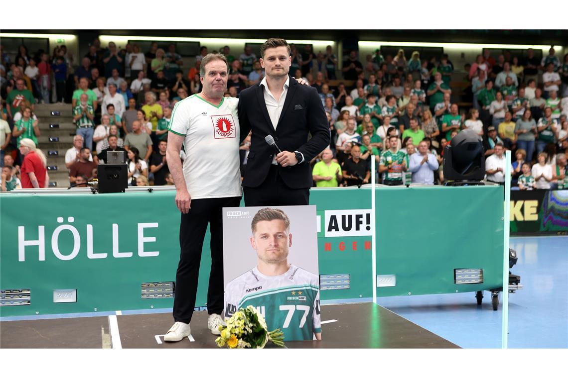 Geschäftsführer Gerd Hofele verabschiedete den einzigen Frisch-Auf-Abgang David Schmid, der nach Informationen unserer Redaktion zu Olympiakos Piräus wechselt.