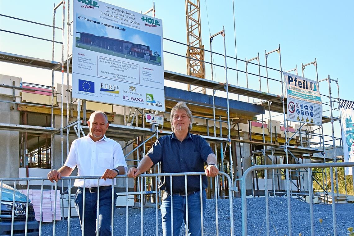 Geschäftsführer Günter Holp und Torsten Schick, Geschäftsführer Vertrieb, (von rechts) vor dem künftigen Firmenneubau in Fornsbach. Das Unternehmen Holp will wachsen, setzt auf Fachkräfte, die nicht mehr so weit pendeln wollen, und Teamspirit. Foto: Tobias Sellmaier