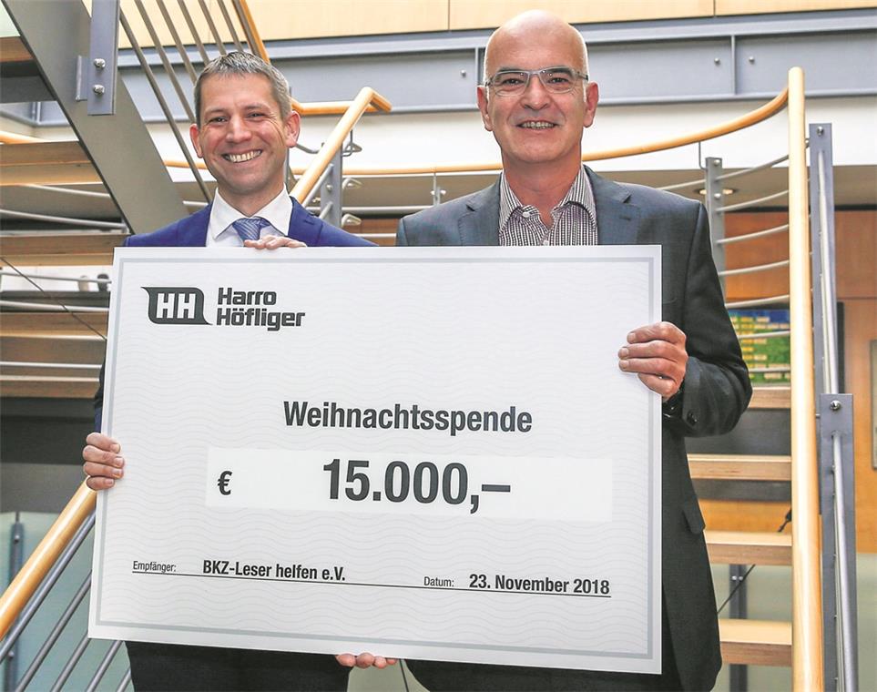 Geschäftsführer Markus Höfliger (rechts) überreicht den symbolischen Spendenscheck über 15000 Euro an BKZ-Redaktionsleiter Kornelius Fritz. Foto: A. Becher