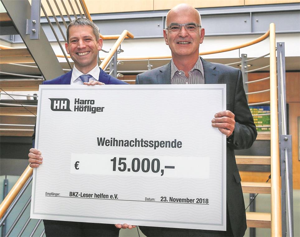 Statt Nikoläusen: Höfliger spendet Geschäftsführer Markus Höfliger (rechts) überreicht den symbolischen Spendenscheck über 15000 Euro an BKZ-Redaktionsleiter Kornelius Fritz. Foto: A. Becher