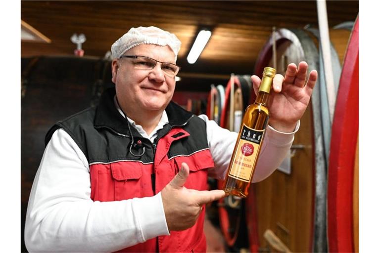 Geschäftsführer Theo F. Berl hält eine Flasche "Balemasam" Essig in der Hand. Foto: Patrick Seeger/dpa