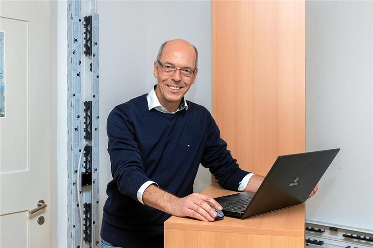 Geschäftsführer Thomas Nehr in seinem Büro. Auch aufgrund der Umbauten – die Leitungen werden noch verlegt – musste das Team an der einen oder anderen Stelle flexibel sein. Foto: J. Fiedler
