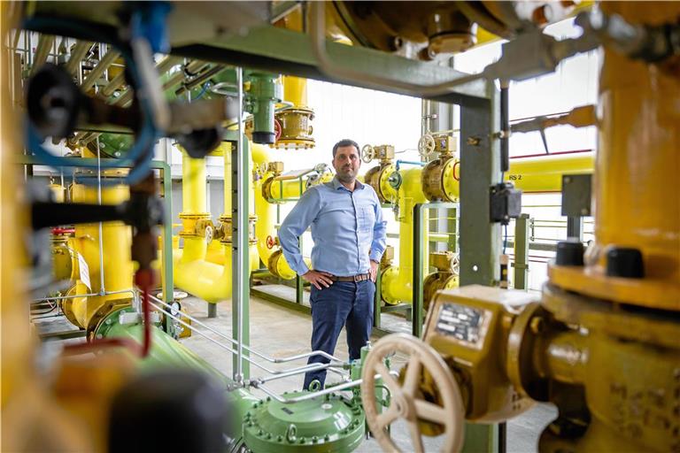 Geschäftsführer Thomas Steffen im Gasspeicher der Stadtwerke Backnang. Das Gasgeschäft brachte dem Unternehmen in den vergangenen Jahren Millionenverluste ein. Jetzt hat der kommunale Energieversorger die Wende geschafft. Archivfoto: Alexander Becher