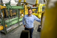 Geschäftsführer Thomas Steffen im Gasspeicher der Stadtwerke Backnang. Um in der Energiekrise 2022 die Versorgungssicherheit zu gewährleisten, hat das kommunale Unternehmen auch Gas zu überhöhten Preisen eingekauft. Archivfoto: Alexander Becher