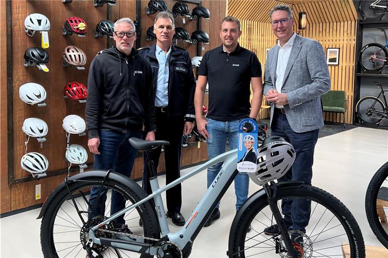 Geschäftsführer von Bikes’n’Boards Timur Selvi (von links), Polizeipräsident Reiner Möller, Geschäftsführer von Bikes’n’Boards Steffen Schuck und Landrat Richard Sigel. Foto: LRA