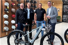 Geschäftsführer von Bikes’n’Boards Timur Selvi (von links), Polizeipräsident Reiner Möller, Geschäftsführer von Bikes’n’Boards Steffen Schuck und Landrat Richard Sigel. Foto: LRA