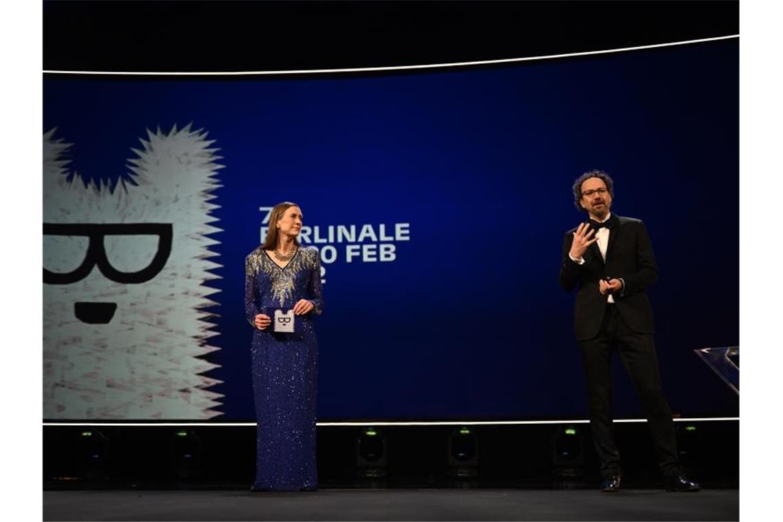 Berlinale 2022: Goldener Bär geht an „Alcarràs“ Geschäftsführerin Mariette Rissenbeek und der künstlerische Leiter Carlo Chatrian bei der Preisverleihung. Foto: Monika Skolimowska/dpa-Zentralbild/dpa