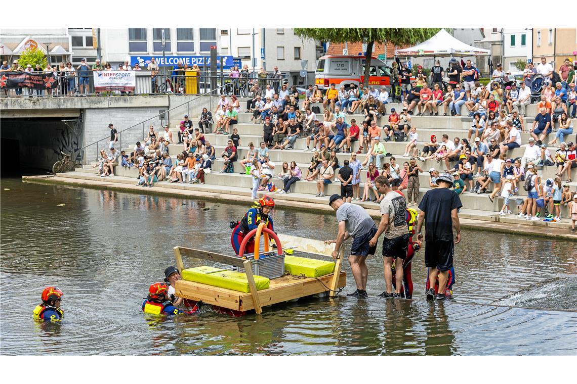Geschafft! Das schwimmende Wohnzimmer ist durchgekommen.