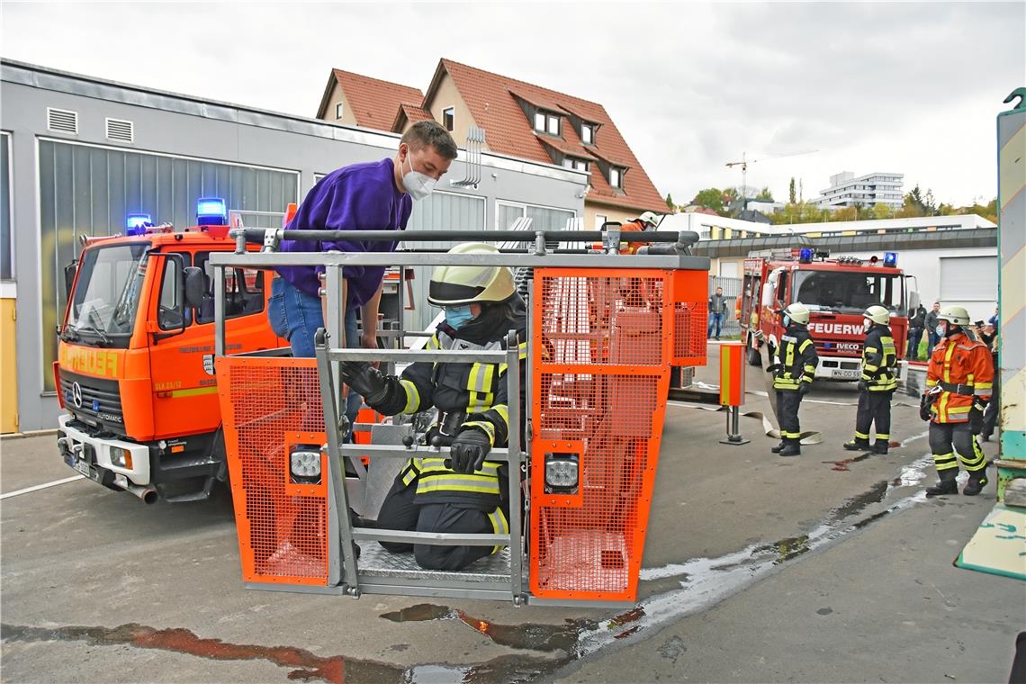 Geschafft: Der Mann ist in Sicherheit und hat bald wieder festen Boden unter den...