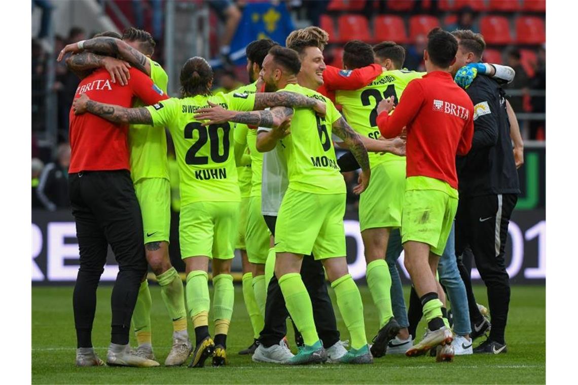 Wehen Wiesbaden schockt Ingolstadt im Relegationskrimi Geschafft: Die Spieler vom SV Wehen Wiesbaden feiern den Zweitliga-Aufstieg. Foto: Armin Weigel