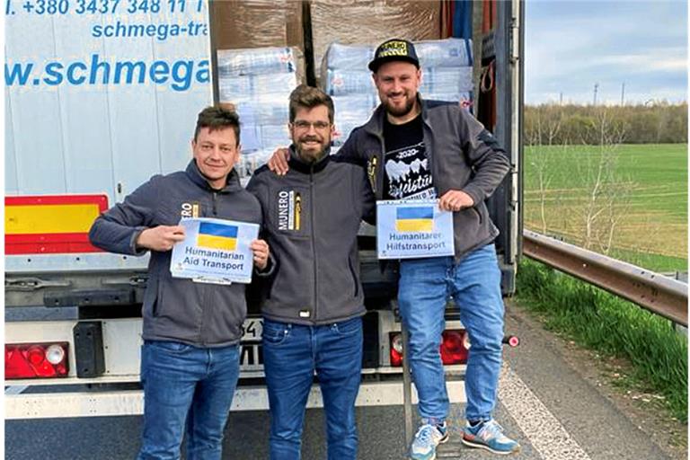 Geschafft: Jonas Oppenländer, Sebastian Krämer und Thomas Pfreundtner (von rechts) vor dem ukrainischen Laster, der mit den über den Verein gesammelten Spenden beladen ist und nun zur Abfahrt bereitsteht. Fotos: privat