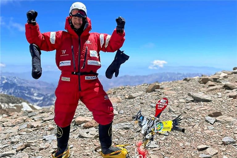 Geschafft: Marc Grün steht bei strahlendem Sonnenschein, aber gefühlten minus 40 Grad Celsius auf dem Gipfel des Aconcagua. Foto: privat