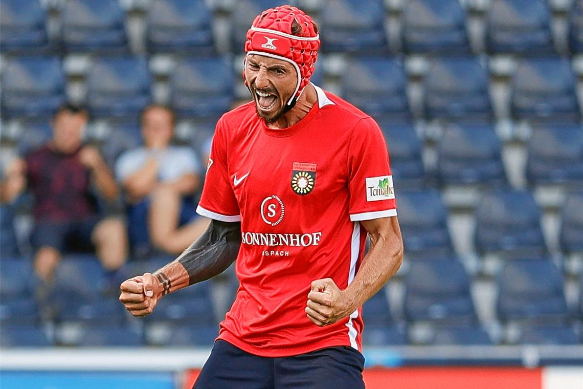 SG Sonnenhof Großaspach: Mit viel Arbeit und Schweiß zum vierten Sieg Geschafft. Mit seinem verwandelten Strafstoß half Dominik Salz entscheidend mit, dass Aspach nach vier Spielen zwölf Punkte aufweist und die Liga weiter anführt. Foto: Volker Müller