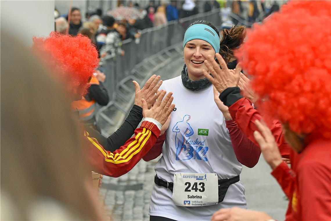 Geschafft: Sabrina Kaiser vom Laufend-BKZ-Team wird im Ziel empfangen. 