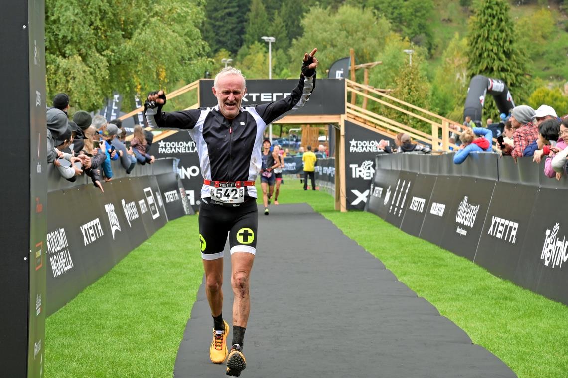 Crosstriathlon: Nur ein Eidgenosse ist schneller als Rainer Kaupp Geschafft und überglücklich als Zweiter seiner Altersklasse in Molveno im Ziel: Backnangs Ausdauersportler Rainer Kaupp. Foto: privat