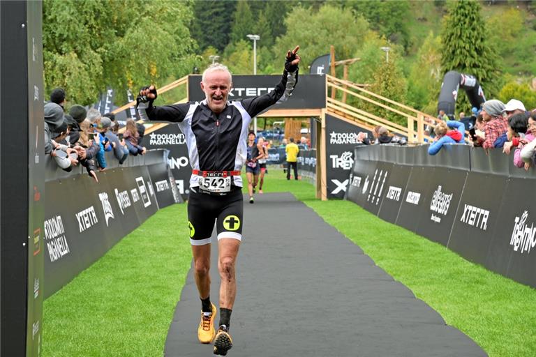 Geschafft und überglücklich als Zweiter seiner Altersklasse in Molveno im Ziel: Backnangs Ausdauersportler Rainer Kaupp. Foto: privat