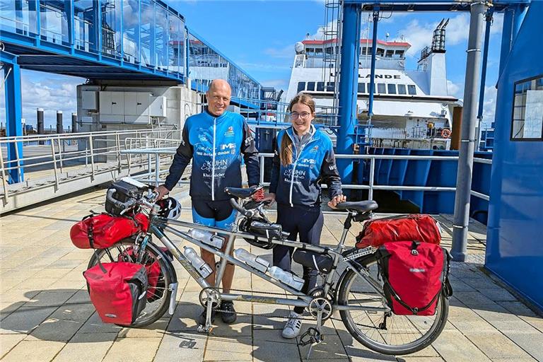 Geschafft: Vater und Tochter kommen glücklich im Fährhafen Dagebüll an. Fotos: privat