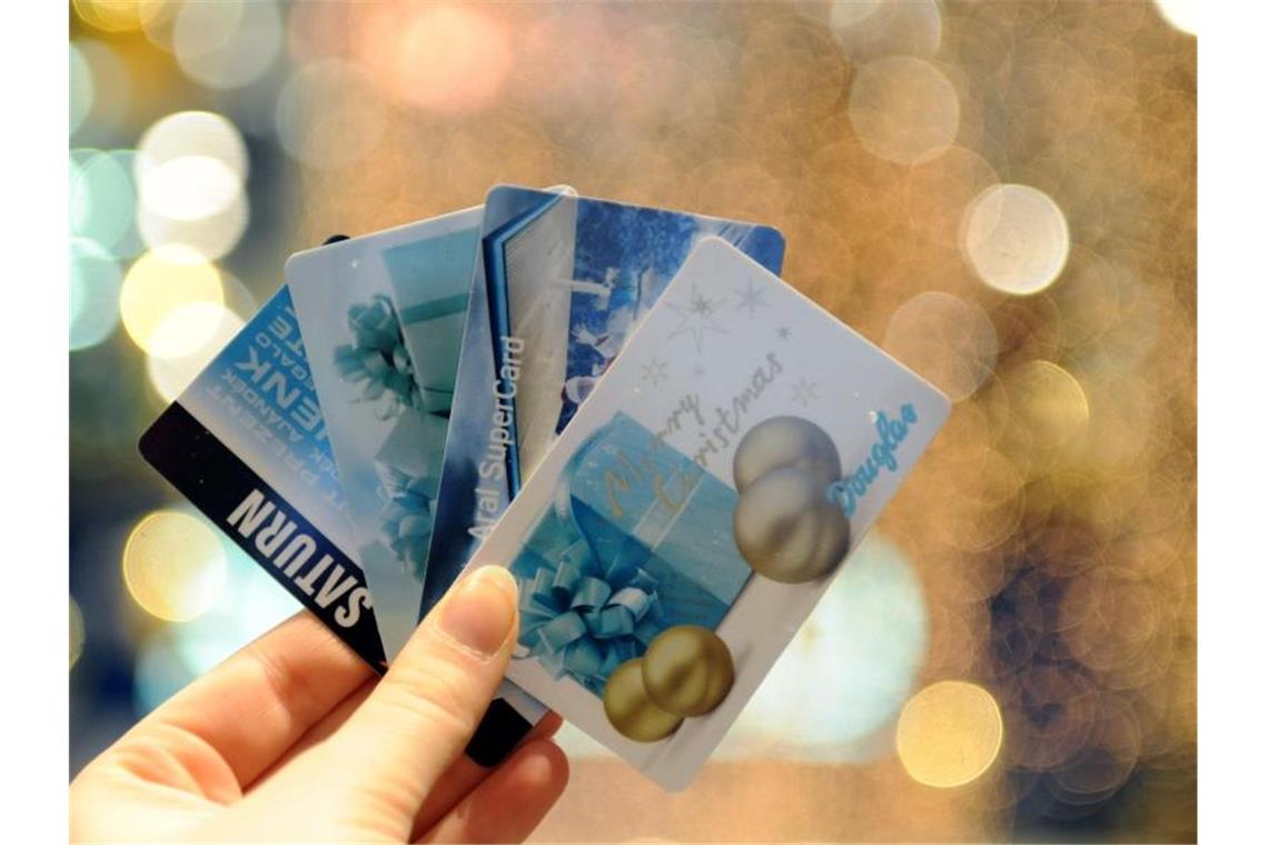 Bargeld und Gutscheine bleiben Weihnachtsgeschenk-Hits Geschenk-Gutscheine führen auch in diesem Jahr die Top Ten der beliebtesten Weihnachtsgeschenke an. Foto: Marc Müller/dpa