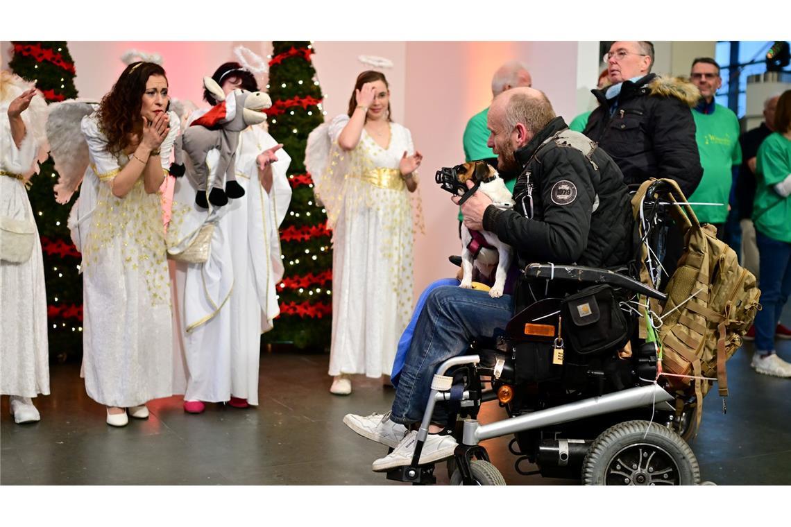 Geschenke gibt es bei der Feier auch - bei Bedarf auch Futter für Tiere.
