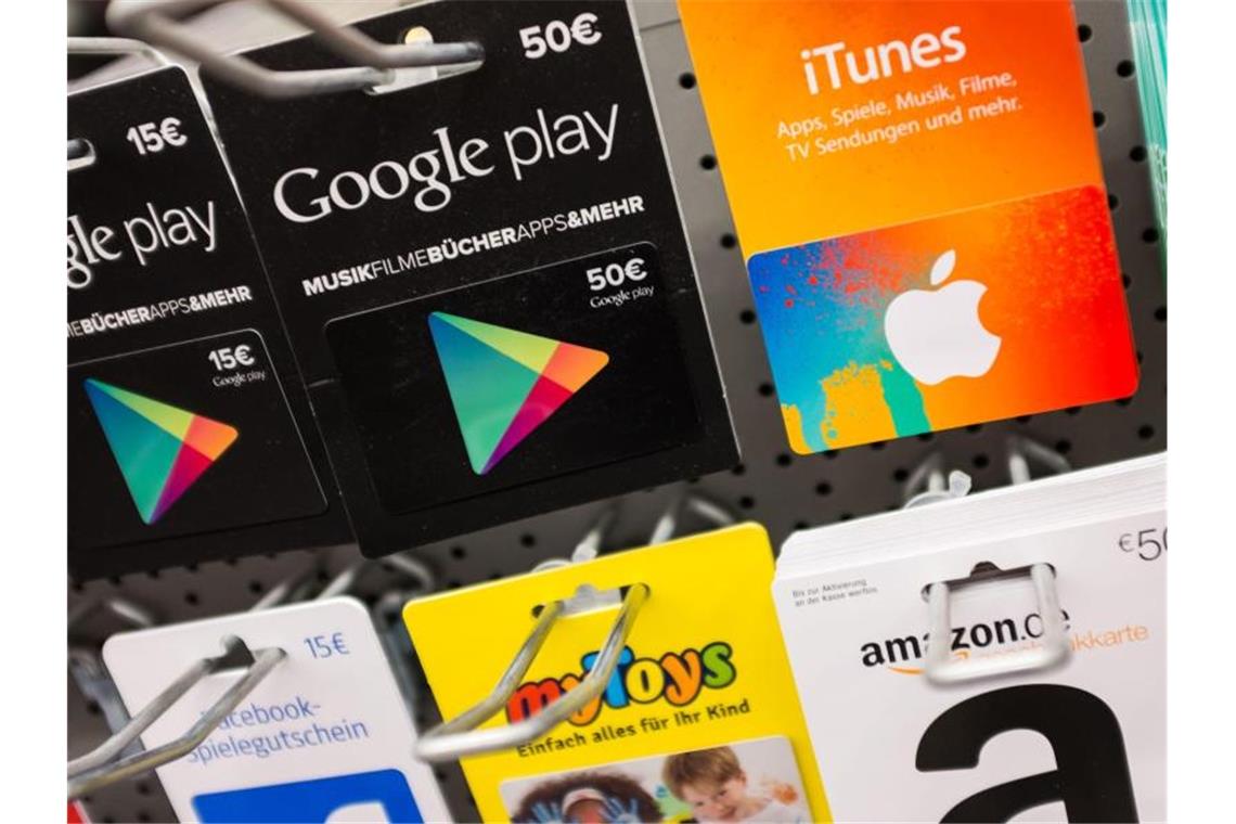 Geschenkgutscheine für Weihnachten werden eingelöst Geschenkgutscheine hängen in einem Supermarkt. Foto: picture alliance/Lukas Schulze/dpa/Symbolbild