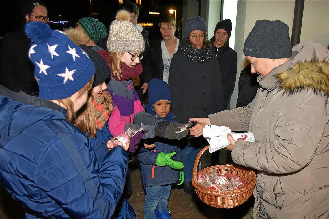 Wo Adventskalender lebendig werden Geschichten, Lieder oder Punsch: Jeden Tag werden die lebendigen Adventskalender in der Region individuell gestaltet. In Maubach zum Beispiel verteilte die Gastgeberin des Tages, Marianne Hillmann, kleine Geschenke an die teilnehmenden Kinder und Jugendlichen. Foto: T. Sellmaier