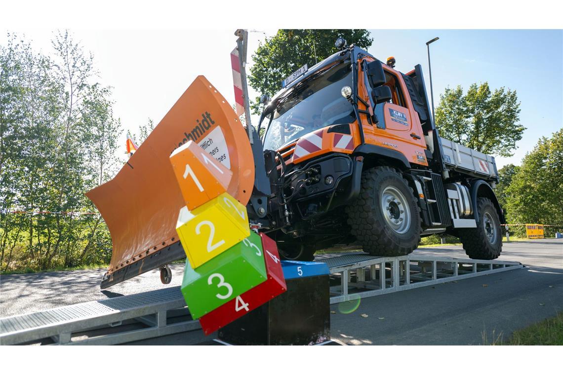 Beste Fahrer von Schneepflügen kommen aus Hessen Geschicklichkeit und Präzision sind gefragt.