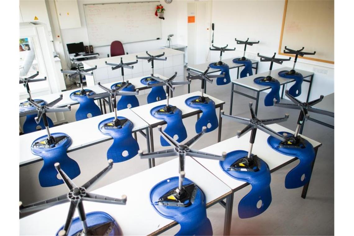 Geschlossen: Ein leeres Klassenzimmer im Carolus-Magnus-Gymnasium im Landkreis Heinsberg (NRW), der besonders stark vom Coronavirus getroffen wurde. Foto: Jonas Güttler/dpa