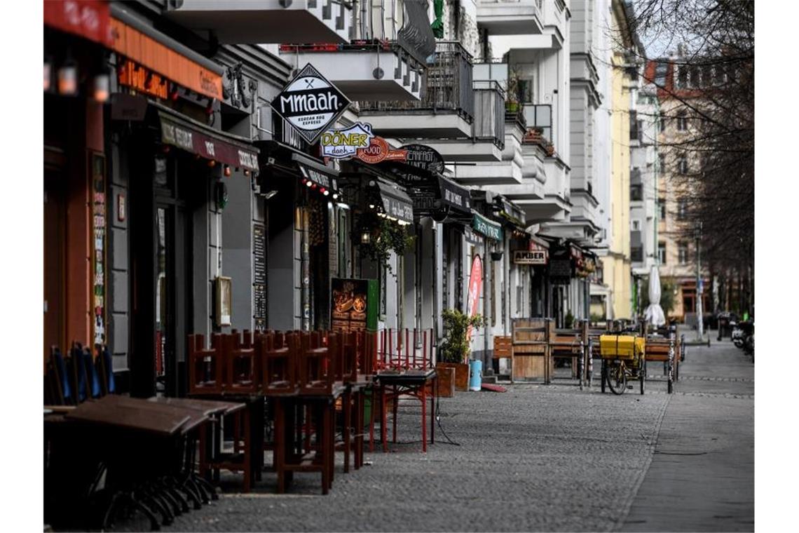 Regierung: Noch keine Lockerung der Corona-Einschränkungen Geschlossene Bars und Restaurants im Stadtteil Berlin-Friedrichshain. Foto: Britta Pedersen/dpa-Zentralbild/dpa