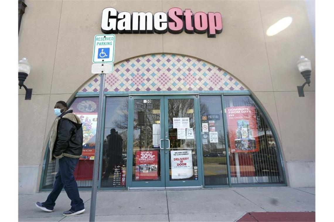 Robinhood schränkt weiter Handel mit Gamestop-Aktien ein Geschlossene Gamestop-Filiale in Dallas. Die außergewöhnlichen Kurskapriolen bei den Aktien des Videospiel-Händlers Gamestop und anderer Unternehmen gehen weiter. Foto: Lm Otero/AP/dpa