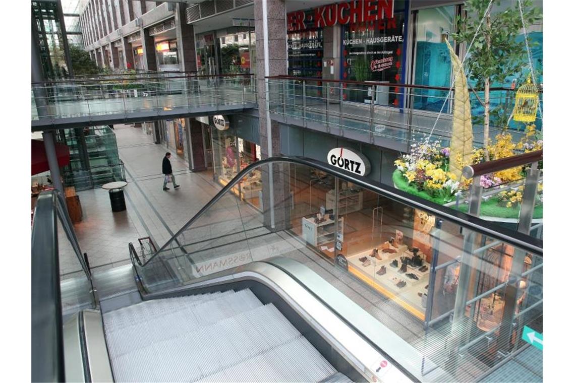 Geschlossene Geschäfte im Köpenick-Center in Berlin. Einzelhändler können den Verlust der Kundschaft schwer ausgleichen. Foto: Wolfgang Kumm/dpa