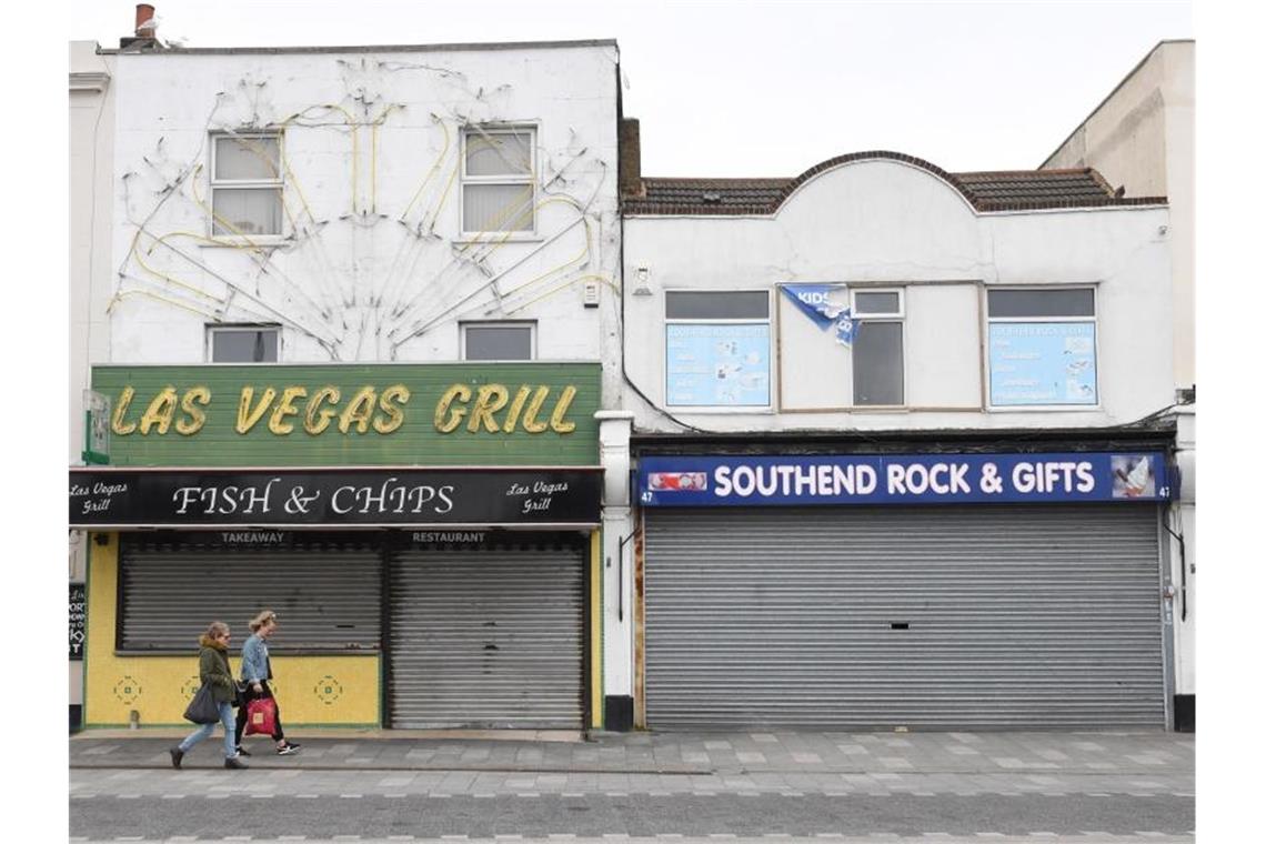 Britische Wirtschaft schrumpft Geschlossene Geschäfte und Restaurants in Southend. Foto: Stefan Rousseau/PA Wire/dpa