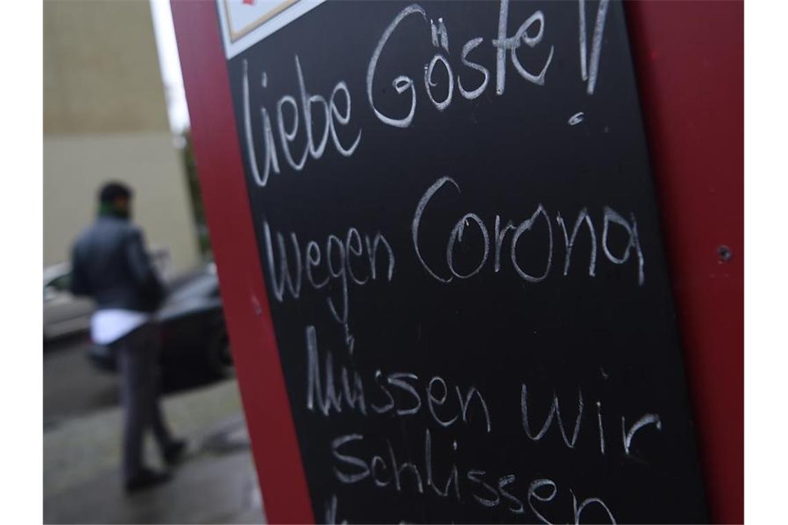 Deutschland im Teil-Lockdown Geschlossene Kneipe in Berlin. Gastronomiebetriebe dürfen in den nächsten vier Wochen lediglich Speisen und Getränke zum Abholen anbieten oder liefern. Foto: Kira Hofmann/dpa-Zentralbild/dpa