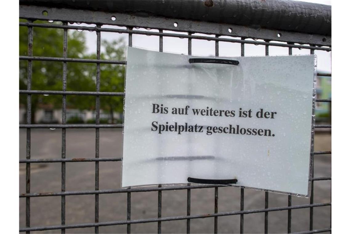 Corona-Krise zwingt Eltern zur Improvisation Geschlossene Schulen, geschlossene Spielplätze und das Büro plötzlich zu Hause - die Krise hat auch den Familien einiges abverlangt. Foto: David Inderlied/dpa
