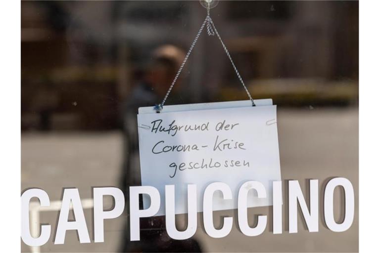 Geschlossenes Cafe in der Innenstadt von München: Viele Selbständige warten sehnsüchtig auf Auszahlung der November-Hilfen. Foto: Peter Kneffel/dpa