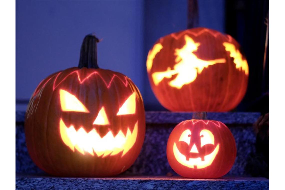 Geschnitzte Halloween-Kürbisse rausstellen ist auch in Corona-Zeiten ohne Gefahr erlaubt. Foto: Bernd Weissbrod/dpa