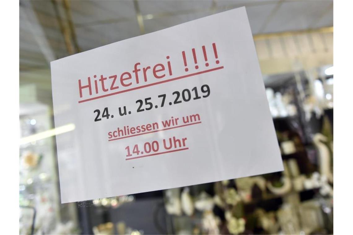 Nach Rekordhitze kommt leichte Abkühlung Gesehen an der Tür eines Geschäfts in der Geilenkirchener Innenstadt: „Hitzefrei - Am 24. und 25.7.2019 schließen wir um 14 Uhr“. Foto: Caroline Seidel
