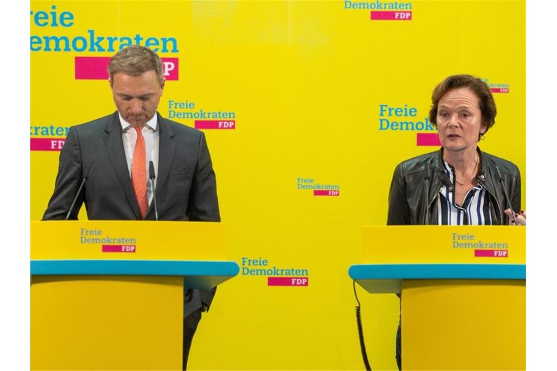 Gesenkte Köpfe: FDP-Chef Christian Lindner und die Hamburger Spitzenkandidatin Anna von Treuenfels-Frowein. Foto: Christophe Gateau/dpa