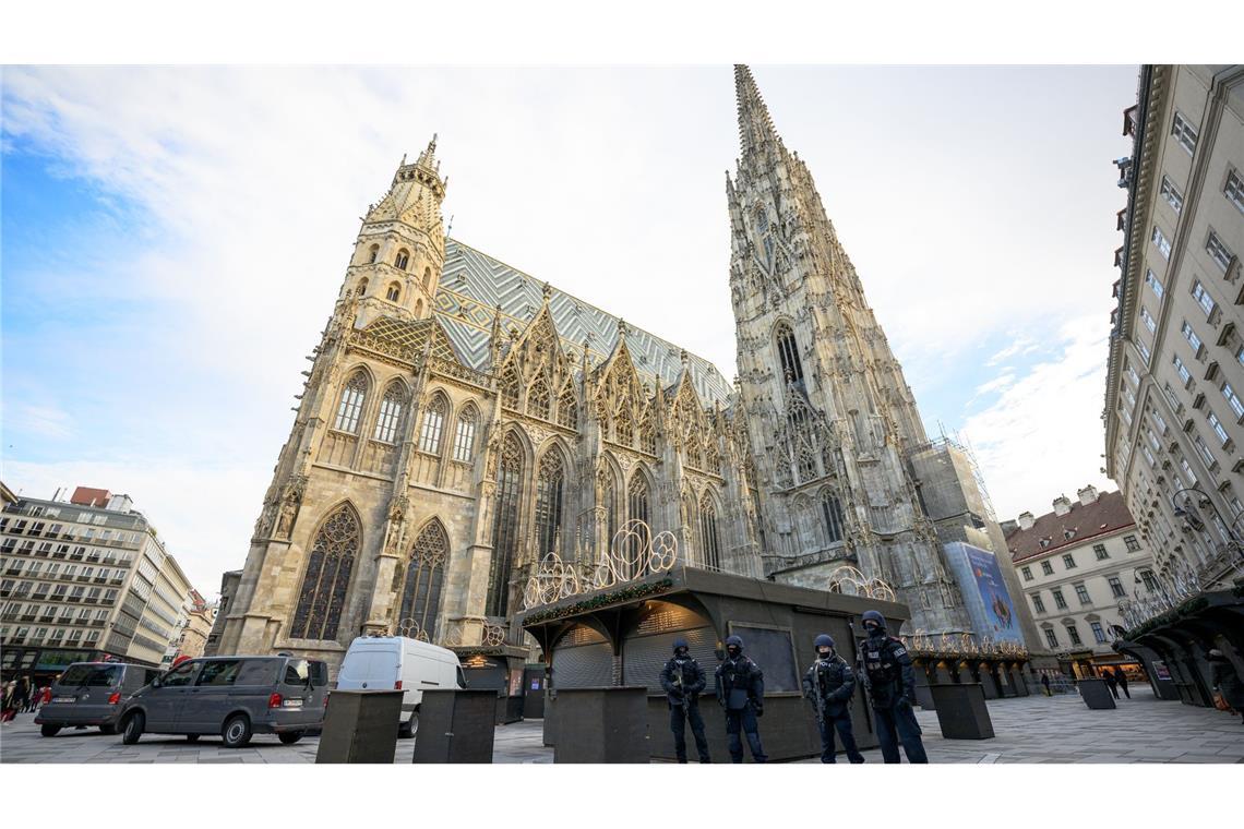 Gesichert: Polizisten stehen nach Hinweisen auf einen möglichen Anschlagsplan einer islamistischen Gruppe vor der Domkirche St. Stephan in Wien.