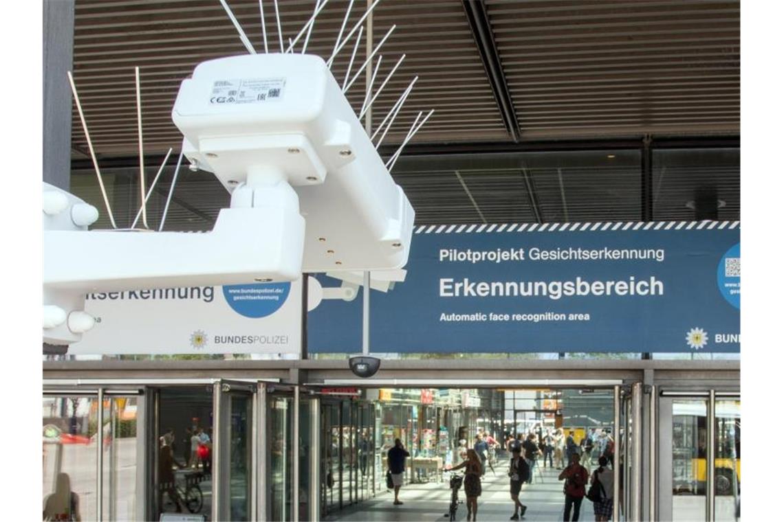 Gesichtserkennung: Polizei speichert 5,8 Millionen Fotos Gesichtserkennung im öffentlichen Raum: 2017 gab es am Bahnhof Südkreuz in Berlin eine Testphase. Foto: Jörg Carstensen/dpa