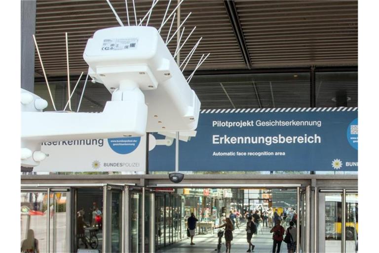 Gesichtserkennung im öffentlichen Raum: 2017 gab es am Bahnhof Südkreuz in Berlin eine Testphase. Foto: Jörg Carstensen/dpa