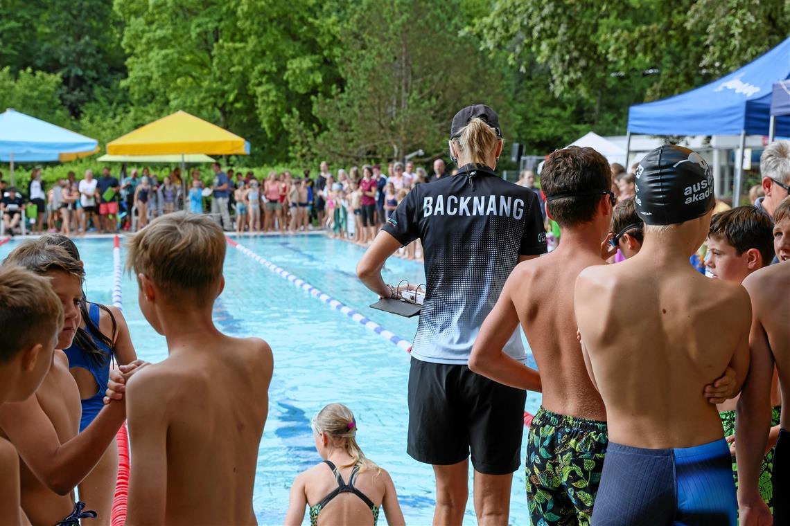 Stadtmeisterschaft im Schwimmen: Teilnehmerrekord und Spaß im kühlen Nass Gespannt warten die Schüler auf ihren Start bei der Backnanger Stadtmeisterschaft. Foto: Alexander Becher