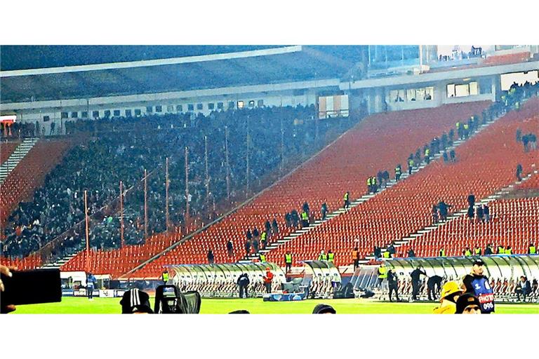Gespenstische Atmosphäre: Die wenigen Fans des VfB Stuttgart, die ihre Reise zum Spiel bei Roter Stern Belgrad bis ins Stadion geführt hatte.