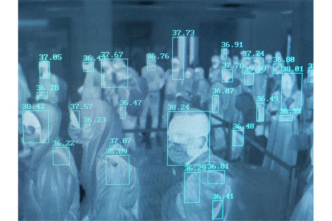 Deutsche aus Coronavirus-Gebiet in Frankfurt angekommen Gespenstische Bilder in Zeiten des Coronavirus: Ein Temperatur-Scanner am indonesischen Flughafen „Sultan Iskandar Muda“ interessiert sich nur für eines - die Körpertemperatur der Reisenden. Foto: Zikri Maulana/SOPA Images via ZUMA Wire/dpa