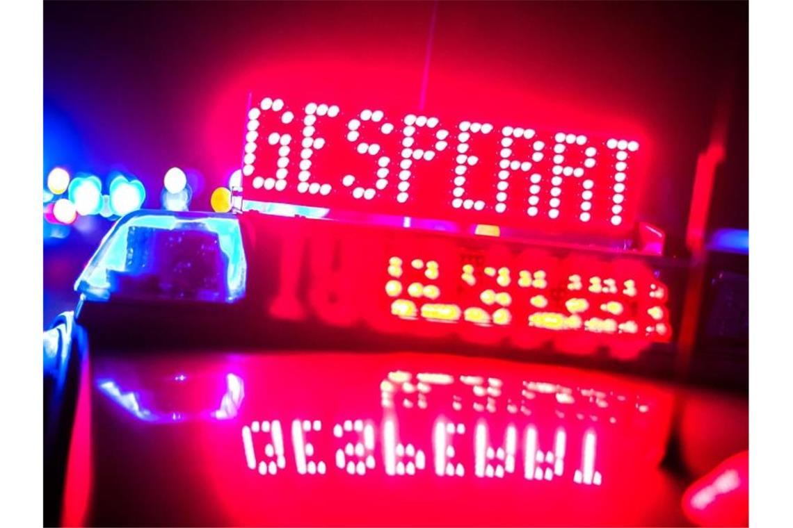 "Gesperrt" wird auf der Autobahn auf einem Polizeifahrzeug angezeigt. Foto: Marcel Kusch/dpa/Archivbild
