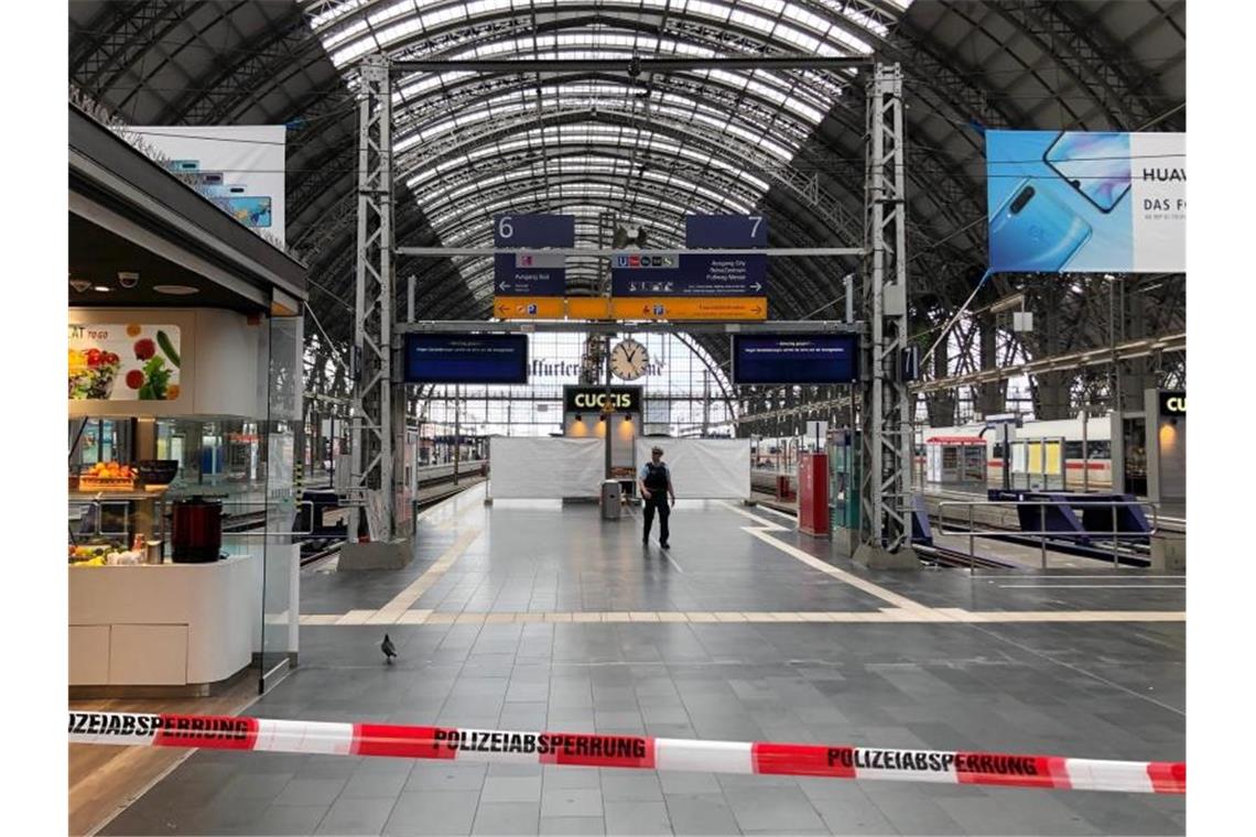 Gesperrte Bahnsteige im Frankfurter Hauptbahnhof, wo ein achtjähriger Junge vor einen einfahrenden Zug gestoßen und getötet wurde. Foto: Jenny Tobien
